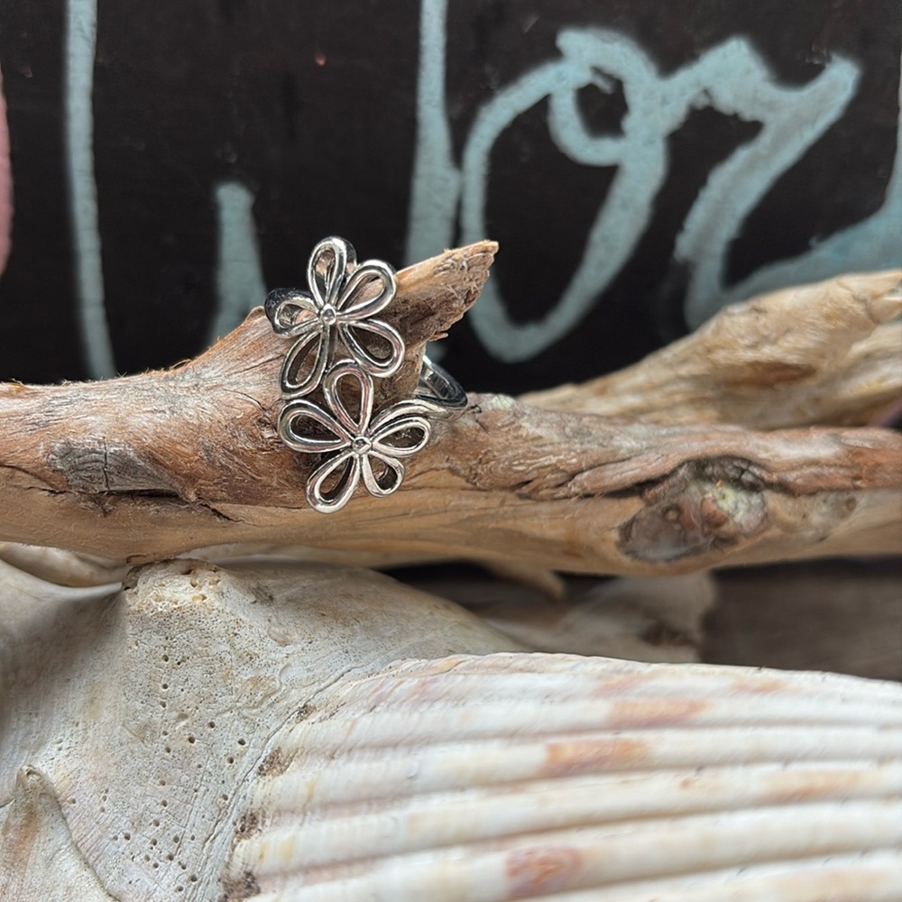 NWT Elegant Silver Floral Ring